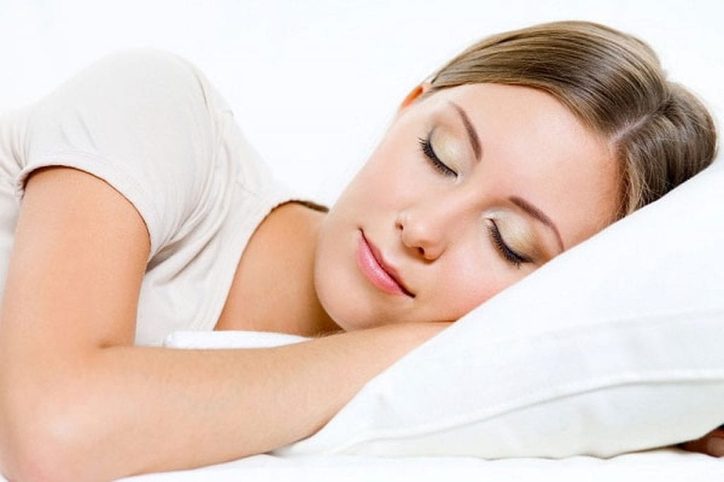 أسباب النوم الكثير عند البنات وعدد ساعات النوم الطبيعي لدى النساء