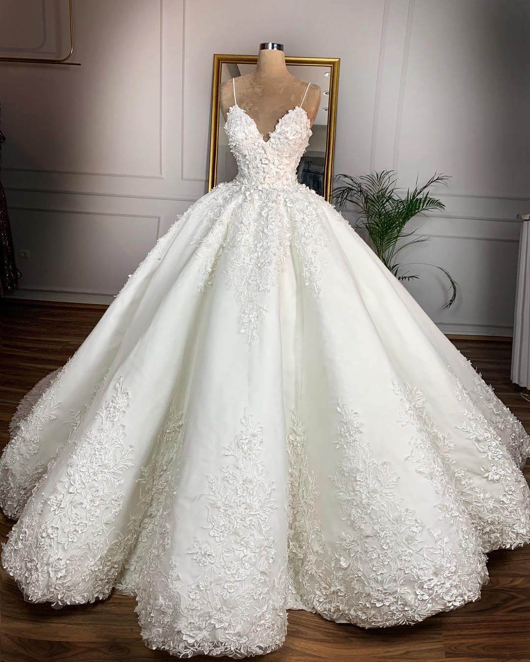 تفسير لبس فستان الزفاف للعزباء والمخطوبة والمتزوجة وتفسير الفستان الأبيض والفستان الطويل