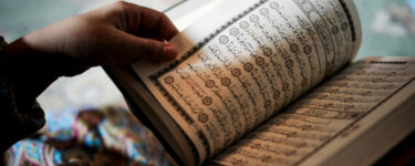 تفسير قراءة القرآن في المنام أو سماعه أو عدم القدرة على القراءة للرجل والمرأة عند العصيمي