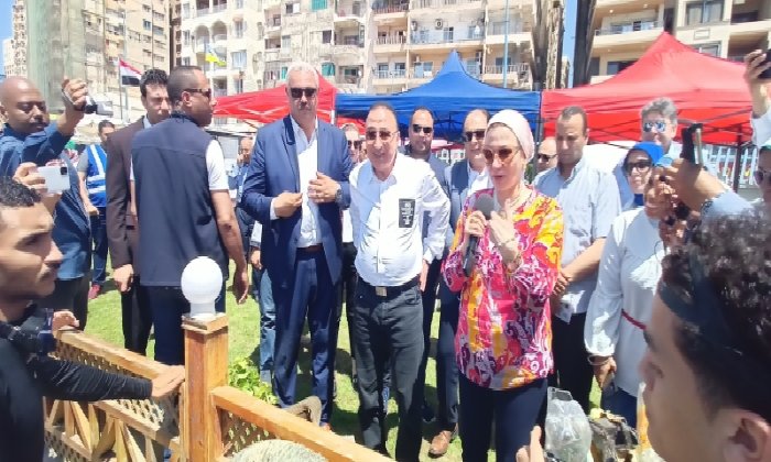 وزيرة البيئة ومحافظة الإسكندرية يشهدان انطلاق حملة نظافة الشواطئ من المواد البلاستيكية و الصلبة