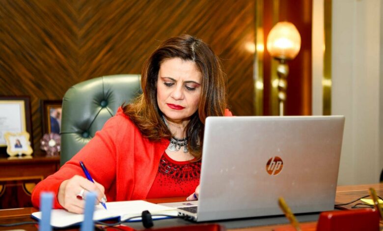 وزيرة الهجرة تترأس لجنة لاختيار المتقدمات لبرنامج تأهيل المصريات بالخارج للقيادة