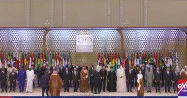 الرئيس السيسى يتوسط الصورة التذكارية للمشاركين بالقمة العربية الإسلامية