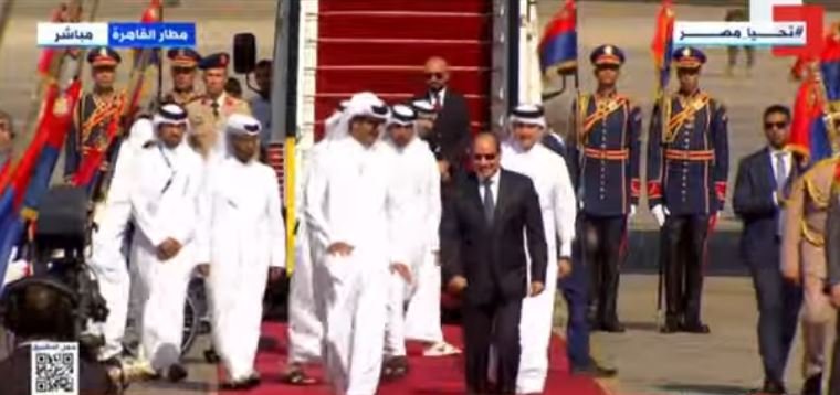 الرئيس السيسي يستقبل أمير قطر في مطار القاهرة (بث مباشر)